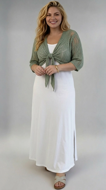 Μπολερό άσπρο καλοκαιρινό plus size - BOL123 | Candiashop Boutique, Ανακαλύψτε το απόλυτο καλοκαιρινό αξεσουάρ με αυτό το υπέροχο γυναικείο μπολερό plus size, που συνδυάζει στυλ και άνεση με εκπληκτικό τρόπο. Κατασκευασμένο από διαφανές πλεκτό ύφασμα με διάτρητο μοτίβο σε γεωμετρικά και φυλλόσχημα σχέδια, προσδίδει μια αέρινη, ρομαντική αίσθηση που ταιριάζει απόλυτα στις ζεστές καλοκαιρινές μέρες. Το ιδιαίτερο χαρακτηριστικό του είναι ο μοντέρνος τρόπος δεσίματος στο μπροστινό μέρος, που δημιουργεί έναν κομψό κόμπο και αναδεικνύει τη γυναικεία σιλουέτα. Τα μανίκια τριών τετάρτων προσθέτουν κομψότητα, ενώ η χαλαρή εφαρμογή εξασφαλίζει άνεση για όλες τις ώρες. Μπορεί να φορεθεί πάνω από φορέματα, όπως το λευκό maxi φόρεμα της φωτογραφίας, αλλά και με τζιν ή ψηλόμεσα παντελόνια για ένα casual chic αποτέλεσμα. Ιδανικό για βόλτες στην παραλία, καλοκαιρινές εκδηλώσεις ή καθημερινές εξόδους, αυτό το μπολερό αποτελεί must-have κομμάτι για κάθε γυναίκα που αγαπά τη μοντέρνα, άνετη εμφάνιση.