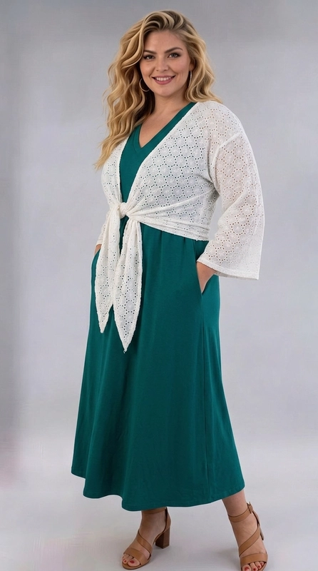 Μπολερό άσπρο καλοκαιρινό plus size - BOL125 | Candiashop Boutique, Ανακαλύψτε το απόλυτο καλοκαιρινό αξεσουάρ με αυτό το υπέροχο γυναικείο μπολερό plus size σε λευκό χρώμα, που συνδυάζει κομψότητα και θηλυκότητα. Κατασκευασμένο από διάτρητο ύφασμα με繁 κυκλικό μοτίβο broderie anglaise, προσφέρει μια αέρινη και ρομαντική αισθητική, ιδανική για τις ζεστές καλοκαιρινές μέρες. Το μπολερό διαθέτει μανίκια τριών τετάρτων και κλείνει με έναν κομψό δεσμό στη μέση, δημιουργώντας μια κολακευτική σιλουέτα που αναδεικνύει τις καμπύλες. Το ανοιχτό μπροστινό μέρος και ο χαλαρός σχεδιασμός του εξασφαλίζουν άνεση καθ' όλη τη διάρκεια της ημέρας. Μπορεί να φορεθεί πάνω από φορέματα, όπως το πετρόλ maxi φόρεμα που απεικονίζεται, αλλά και με παντελόνια ή φούστες για ένα casual ή ημιεπίσημο look. Ιδανικό για βόλτες, καλοκαιρινές εκδρομές, γεύματα σε εξωτερικούς χώρους ή ακόμα και για παραθαλάσσιες αποδράσεις. Ένα must-have κομμάτι που ανανεώνει άμεσα κάθε σύνολο!