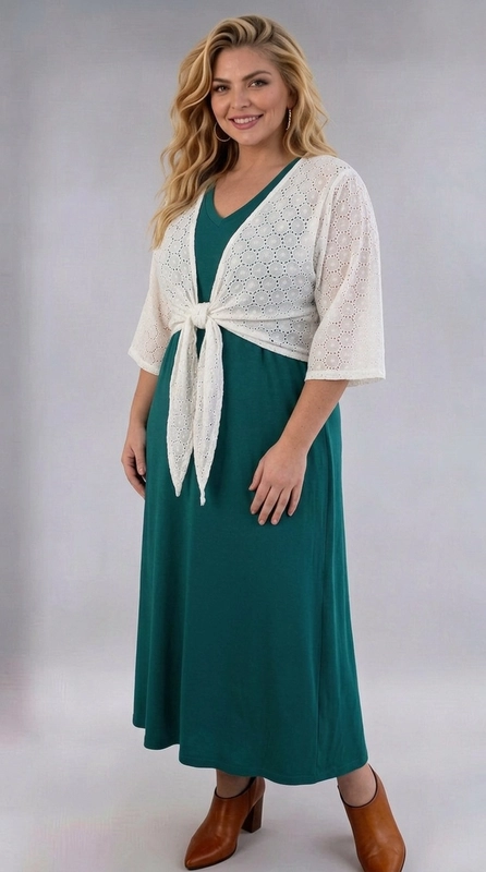 Μπολερό άσπρο καλοκαιρινό plus size - BOL125 | Candiashop Boutique, Ανακαλύψτε το απόλυτο καλοκαιρινό αξεσουάρ με αυτό το υπέροχο γυναικείο μπολερό plus size σε λευκό χρώμα, που συνδυάζει κομψότητα και θηλυκότητα. Κατασκευασμένο από διάτρητο ύφασμα με繁 κυκλικό μοτίβο broderie anglaise, προσφέρει μια αέρινη και ρομαντική αισθητική, ιδανική για τις ζεστές καλοκαιρινές μέρες. Το μπολερό διαθέτει μανίκια τριών τετάρτων και κλείνει με έναν κομψό δεσμό στη μέση, δημιουργώντας μια κολακευτική σιλουέτα που αναδεικνύει τις καμπύλες. Το ανοιχτό μπροστινό μέρος και ο χαλαρός σχεδιασμός του εξασφαλίζουν άνεση καθ' όλη τη διάρκεια της ημέρας. Μπορεί να φορεθεί πάνω από φορέματα, όπως το πετρόλ maxi φόρεμα που απεικονίζεται, αλλά και με παντελόνια ή φούστες για ένα casual ή ημιεπίσημο look. Ιδανικό για βόλτες, καλοκαιρινές εκδρομές, γεύματα σε εξωτερικούς χώρους ή ακόμα και για παραθαλάσσιες αποδράσεις. Ένα must-have κομμάτι που ανανεώνει άμεσα κάθε σύνολο!