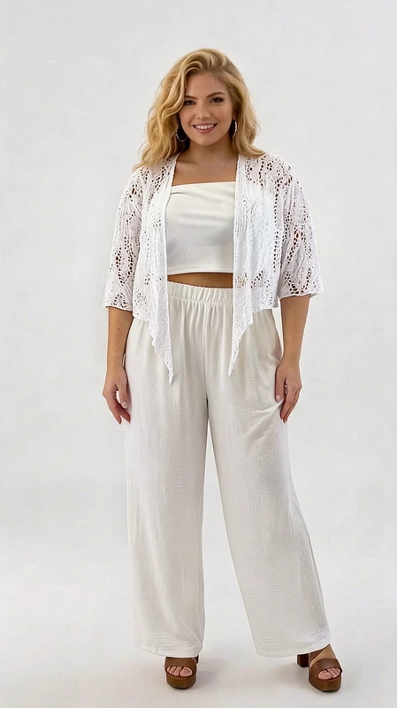 Αυτό το κομψό λευκό δαντελωτό μπολερό plus size αποτελεί την ιδανική προσθήκη στη καλοκαιρινή σας γκαρνταρόμπα. Κατασκευασμένο από λεπτεπίλεπτη διάτρητη δαντέλα σε αέρινο λευκό χρώμα, διαθέτει κομψά μανίκια τριών τετάρτων και χαλαρή γραμμή που κολακεύει κάθε σωματότυπο. Το ασύμμετρο τελείωμα στο μπροστινό μέρος προσθέτει μια μοντέρνα πινελιά, ενώ το διαφανές υλικό προσφέρει ελαφριά κάλυψη με μια αίσθηση πολυτέλειας. Ιδανικό για καλοκαιρινές βραδινές εξόδους, γάμους ή επίσημες περιστάσεις, συνδυάζεται τέλεια με το εικονιζόμενο λευκό σύνολο από crop top και φαρδύ παντελόνι, αλλά και με φορέματα, τζιν ή φούστες. Η ανάλαφρη υφή του το καθιστά εξαιρετική επιλογή για ζεστές μέρες, προσφέροντας παράλληλα κομψή κάλυψη για τους ώμους. Το διακριτικό σχέδιο της δαντέλας προσθέτει μια ρομαντική νότα σε κάθε εμφάνιση, καθιστώντας το ένα ευέλικτο κομμάτι που θα αναβαθμίσει κάθε καλοκαιρινό σας σύνολο.