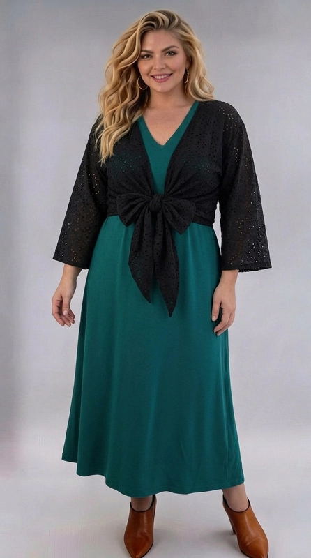 Μπολερό μαύρο καλοκαιρινό plus size - BOL126 | Candiashop Boutique, Ανακαλύψτε το απόλυτο καλοκαιρινό αξεσουάρ με αυτό το εντυπωσιακό μπολερό plus size σε βαθύ μαύρο χρώμα, που θα μεταμορφώσει κάθε σας εμφάνιση. Κατασκευασμένο από ύφασμα με διάτρητο σχέδιο broderie anglaise, αποπνέει κομψότητα και θηλυκότητα, ενώ παράλληλα εξασφαλίζει άνεση κατά τους ζεστούς καλοκαιρινούς μήνες. Το ιδιαίτερο χαρακτηριστικό του είναι ο δέσιμος στη μέση με κόμπο, που δημιουργεί μια κολακευτική σιλουέτα και τονίζει τη γυναικεία φιγούρα. Τα μανίκια τρία τέταρτα με φαρδύ άνοιγμα στο τελείωμα προσδίδουν ένα αέρινο, ρομαντικό ύφος. Μπορεί να φορεθεί πάνω από φορέματα, όπως φαίνεται εδώ με ένα μακρύ φόρεμα σε βαθύ πράσινο χρώμα, αλλά και πάνω από απλά μονόχρωμα σύνολα για να τους δώσετε έναν πιο εκλεπτυσμένο τόνο. Ιδανικό για βραδινές εξόδους, καλοκαιρινές εκδηλώσεις ή ακόμα και για ένα κομψό beach look.