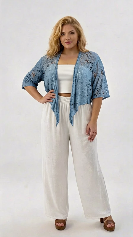 Μπολερό μπλε boho plus size - BOL107 | Candiashop Boutique, Αυτό το κομψό μπολερό σε υπέροχη γαλαζοπράσινη απόχρωση αποτελεί την ιδανική προσθήκη στη καλοκαιρινή σας γκαρνταρόμπα. Κατασκευασμένο από διάτρητο δαντελωτό ύφασμα με εντυπωσιακό γεωμετρικό μοτίβο, προσφέρει ελαφριά κάλυψη με μια πινελιά κομψότητας. Τα μανίκια 3/4 και η ασύμμετρη γραμμή στο τελείωμα χαρίζουν χάρη και θηλυκότητα, ενώ η χαλαρή εφαρμογή κολακεύει κάθε σωματότυπο. Ιδανικό για καλοκαιρινές βραδινές εξόδους, συνδυάζεται τέλεια με λευκά παντελόνια και μπλούζες όπως φαίνεται στην εικόνα, αλλά και με τζιν, φορέματα ή φούστες. Το διαφανές υλικό προσθέτει μια αίσθηση αέρινης πολυτέλειας, ενώ η απαλή υφή του είναι άνετη ακόμα και στις πιο ζεστές καλοκαιρινές μέρες. Η ευέλικτη σχεδίασή του το καθιστά κατάλληλο τόσο για καθημερινές εμφανίσεις όσο και για πιο επίσημες περιστάσεις. Αναβαθμίστε το στυλ σας με αυτό το πολυμορφικό κομμάτι που συνδυάζει κομψότητα και άνεση σε μία μοναδική σιλουέτα.