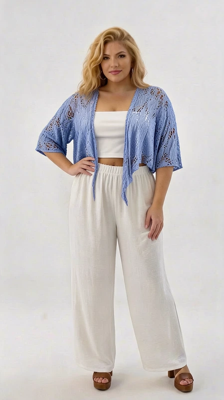 Μπολερό ραφ boho plus size - BOL105 | Candiashop Boutique, Αυτό το κομψό μπολερό σε απαλό γαλάζιο χρώμα είναι ο ιδανικός σύμμαχος για τις καλοκαιρινές σας εμφανίσεις. Κατασκευασμένο από εξαιρετικής ποιότητας δαντέλα με διάτρητο μοτίβο, προσφέρει μια αέρινη και θηλυκή αίσθηση. Το ανάλαφρο ύφασμα με τα λεπτεπίλεπτα σχέδια επιτρέπει στο δέρμα να αναπνέει, ενώ τα μανίκια τριών τετάρτων και η χαλαρή γραμμή στο τελείωμα χαρίζουν άνεση και κολακευτική εφαρμογή. Φορέστε το πάνω από ένα απλό τοπ, όπως το λευκό που απεικονίζεται, συνδυάζοντάς το με φαρδιά παντελόνια ή φούστες για καθημερινές βόλτες, καλοκαιρινά πάρτι ή ακόμα και για βραδινές εξόδους στην παραλία. Το ιδιαίτερο ασύμμετρο τελείωμα στο μπροστινό μέρος προσθέτει ενδιαφέρον στο σύνολο, ενώ η plus size σχεδίαση του εξασφαλίζει άψογη εφαρμογή σε κάθε σωματότυπο. Ένα ευέλικτο κομμάτι που θα αναβαθμίσει κάθε καλοκαιρινό σας outfit με κομψότητα και στυλ.