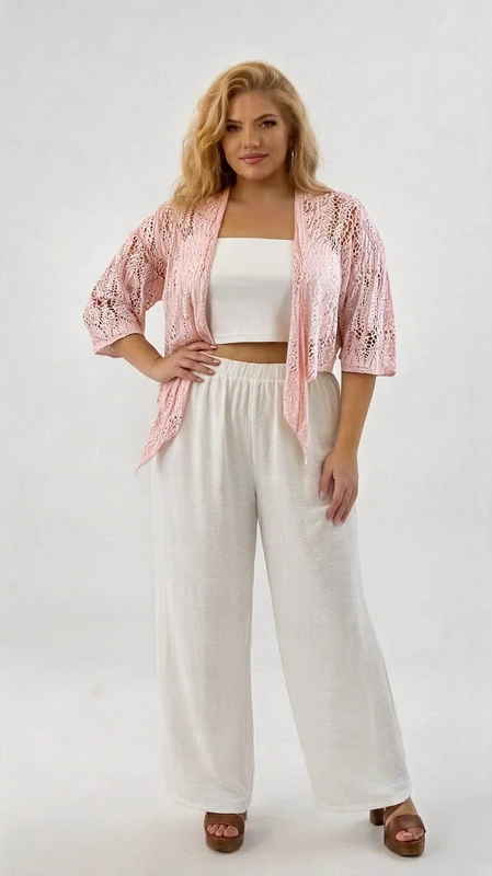 Μπολερό ροζ boho plus size - BOL106 | Candiashop Boutique, Αυτό το κομψό δαντελένιο μπολερό σε απαλό ροζ χρώμα (ροζ παστέλ) είναι η ιδανική προσθήκη για το καλοκαιρινό σας γκαρνταρόμπα. Διαθέτει ένα εντυπωσιακό διάτρητο δαντελωτό σχέδιο που προσφέρει αέρινη αίσθηση και κομψότητα, ενώ τα μανίκια τριών τετάρτων χαρίζουν άνεση και στιλ. Η ανοιχτή σχεδίαση μπροστά με το χαρακτηριστικό τελείωμα που πέφτει ελεύθερα δημιουργεί έναν κολακευτικό καταρράκτη που αγκαλιάζει τη σιλουέτα. Συνδυάστε το με λευκά παντελόνια και τοπ όπως φαίνεται στην εικόνα για μια φρέσκια καλοκαιρινή εμφάνιση, ή με φορέματα και φούστες για πιο επίσημες περιστάσεις. Είναι ιδανικό για καλοκαιρινές βραδινές εξόδους, γάμους, βαπτίσεις ή ακόμα και για καθημερινές εμφανίσεις που απαιτούν μια πινελιά κομψότητας. Το μπολερό διατίθεται σε μεγέθη plus size και είναι σχεδιασμένο να κολακεύει κάθε σωματότυπο, προσφέροντας κάλυψη με στιλ χωρίς να προσθέτει όγκο. Το ελαφρύ του ύφασμα το καθιστά ιδανικό για τις ζεστές καλοκαιρινές ημέρες και βραδιές.