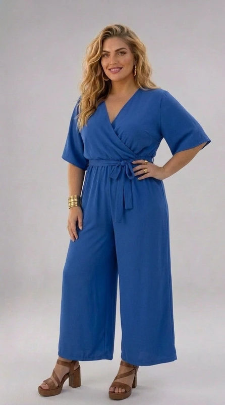 Εντυπωσιακή ολόσωμη φόρμα plus size σε ζωηρό ρουά χρώμα που αναδεικνύει κάθε σιλουέτα με στιλ και κομψότητα. Το σχέδιο wrap με βαθύ V\u002Dλαιμόκοψη προσφέρει μια θηλυκή και κολακευτική εφαρμογή, ενώ η ζώνη που δένει στη μέση τονίζει την καμπύλη και δημιουργεί ένα ψηλόμεσο αποτέλεσμα. Τα κοντά kimono μανίκια προσδίδουν έναν αέρινο και ελεύθερο χαρακτήρα, ενώ η φαρδιά παντελόνα με ίσια γραμμή εξασφαλίζει άνεση καθ\u0027 όλη τη διάρκεια της ημέρας. Το μονόχρωμο, λείο ύφασμα σε βαθύ ρουά αποπνέει πολυτέλεια και εκλέπτυνση. Ιδανική επιλογή για επαγγελματικά γεύματα, ημερήσιες εξόδους ή βραδινές εκδηλώσεις. Μπορεί να συνδυαστεί με πλατφόρμες ή γόβες σε καφέ ή χρυσές αποχρώσεις, όπως φαίνεται στην εικόνα, ενώ χρυσά αξεσουάρ όπως βραχιόλια και τσάντα ολοκληρώνουν το σύνολο με γούστο. Μια must\u002Dhave επιλογή για κάθε γυναίκα που θέλει να συνδυάσει άνεση και εμφάνιση.
