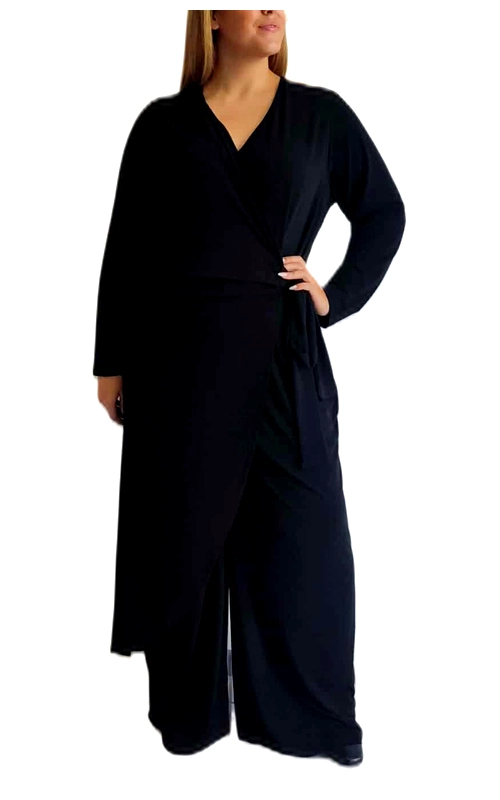 Κομψή ολόσωμη φόρμα σε βαθύ μπλε χρώμα (μαύρο\u002Dμπλε) που αγκαλιάζει τη σιλουέτα με χάρη και στυλ. Η φόρμα διαθέτει κρουαζέ σχεδιασμό με V λαιμόκοψη που κολακεύει το μπούστο και δημιουργεί μια θηλυκή εμφάνιση. Τα μακριά, άνετα μανίκια προσφέρουν κάλυψη ενώ το ύφασμα πέφτει απαλά, δημιουργώντας μια ρέουσα αίσθηση που χαρίζει άνεση σε κάθε κίνηση. Το κομψό δέσιμο στο πλάι τονίζει τη μέση, προσφέροντας μια κολακευτική εφαρμογή που αναδεικνύει τις καμπύλες. Η φαρδιά γραμμή στο κάτω μέρος εξασφαλίζει άνεση και στυλ, ενώ το μήκος της είναι ιδανικό για όλες τις περιστάσεις. Φορέστε την με ψηλοτάκουνα πέδιλα για βραδινές εξόδους ή συνδυάστε την με κομψά αξεσουάρ για επαγγελματικές συναντήσεις. Ιδανική επιλογή για επίσημες περιστάσεις αλλά και για καθημερινή κομψότητα. Η πολυμορφική της φύση την καθιστά απαραίτητο κομμάτι για κάθε γυναικεία γκαρνταρόμπα που αναζητά άνεση χωρίς συμβιβασμούς στο στυλ.