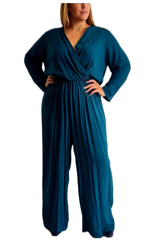 Κομψή ολόσωμη φόρμα σε πανέμορφο πετρόλ χρώμα, ιδανική για γυναίκες που αναζητούν άνεση χωρίς να θυσιάζουν το στυλ. Η κρουαζέ σχεδίαση του μπούστου με το βαθύ V προσφέρει κολακευτική εφαρμογή, ενώ η ελαστική μέση τονίζει τη σιλουέτα με φυσικό τρόπο. Τα φαρδιά, ρέοντα πόδια της φόρμας χαρίζουν άνεση και κομψότητα, δημιουργώντας μια εντυπωσιακή εικόνα. Τα μακριά μανίκια την καθιστούν ιδανική επιλογή για βραδινές εξόδους όλο το χρόνο. Το απαλό, ρευστό ύφασμα αγκαλιάζει το σώμα με χάρη, προσφέροντας ελευθερία κινήσεων. Μπορεί να φορεθεί με ψηλοτάκουνα πέδιλα και statement κοσμήματα για βραδινές εμφανίσεις, ή με κομψά flat σανδάλια για πιο καθημερινές περιστάσεις. Η φόρμα διαθέτει plus size σχεδιασμό που αναδεικνύει τις καμπύλες, αποτελώντας ένα must\u002Dhave κομμάτι για κάθε γυναικεία γκαρνταρόμπα που θέλει να συνδυάζει την κομψότητα με την άνεση.