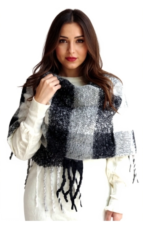 Χειμωνιάτικη γυναικεία πασμίνα ασπρόμαυρη μάλλινη, πλεκτή, ζεστή, ελαφριά και πολύ ιδιαίτερη. Ένα απαραίτητο αξεσουάρ μόδας για τη χειμωνιάτικη γκαρνταρόμπα σας για να σας κρατήσει ζεστή το χειμώνα.