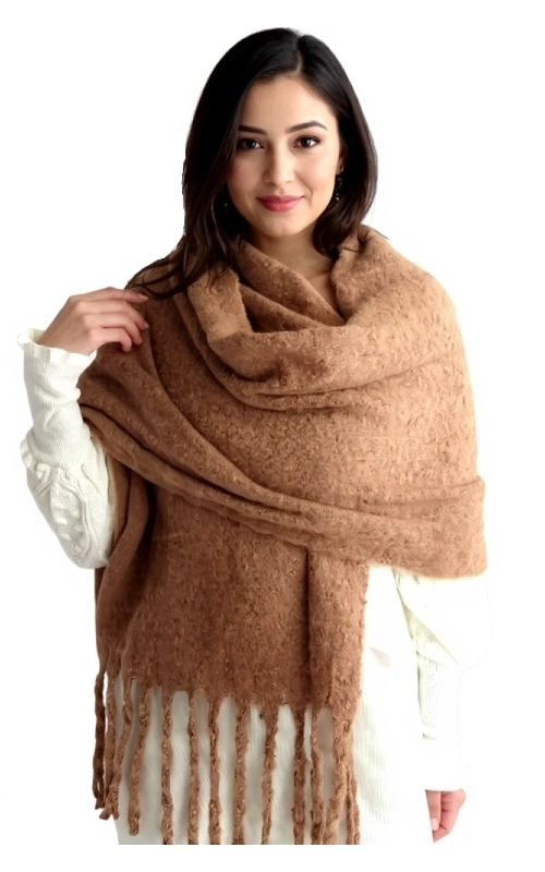 Χειμωνιάτικη γυναικεία πασμίνα εκρού μάλλινη, πλεκτή, ζεστή, ελαφριά και πολύ ιδιαίτερη. Ένα απαραίτητο αξεσουάρ μόδας για τη χειμωνιάτικη γκαρνταρόμπα σας για να σας κρατήσει ζεστή το χειμώνα.