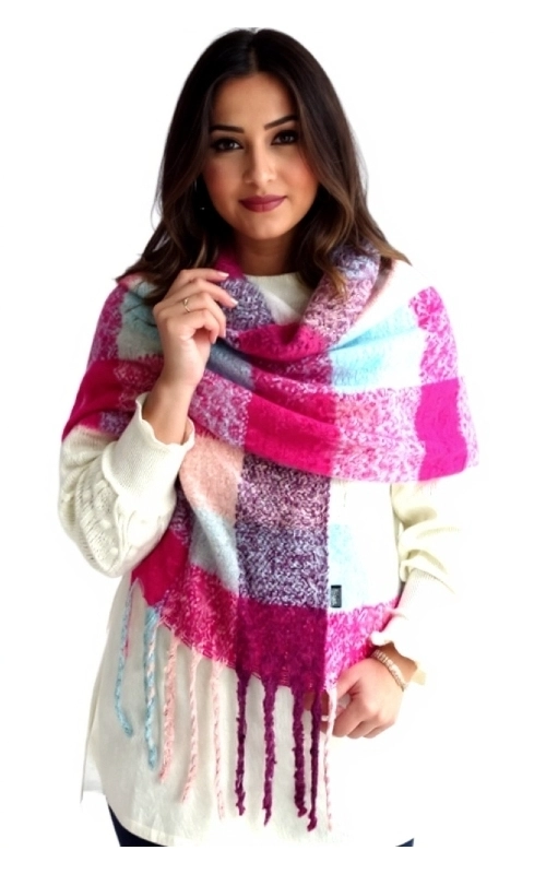 Χειμωνιάτικη γυναικεία πασμίνα φούξια μάλλινη, πλεκτή, ζεστή, ελαφριά και πολύ ιδιαίτερη. Ένα απαραίτητο αξεσουάρ μόδας για τη χειμωνιάτικη γκαρνταρόμπα σας για να σας κρατήσει ζεστή το χειμώνα.