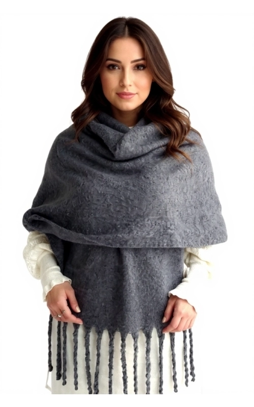 Χειμωνιάτικη γυναικεία πασμίνα γκρι μάλλινη, πλεκτή, ζεστή, ελαφριά και πολύ ιδιαίτερη. Ένα απαραίτητο αξεσουάρ μόδας για τη χειμωνιάτικη γκαρνταρόμπα σας για να σας κρατήσει ζεστή το χειμώνα.