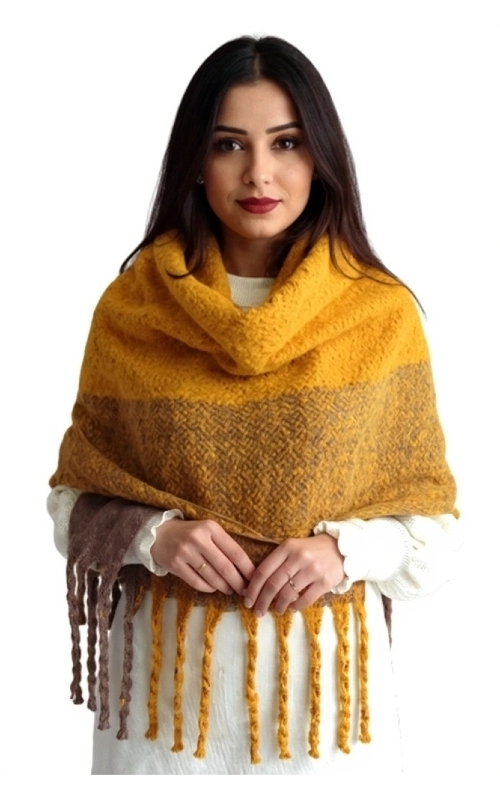 Χειμωνιάτικη γυναικεία πασμίνα καφέ μάλλινη, πλεκτή, ζεστή, ελαφριά και πολύ ιδιαίτερη. Ένα απαραίτητο αξεσουάρ μόδας για τη χειμωνιάτικη γκαρνταρόμπα σας για να σας κρατήσει ζεστή το χειμώνα.