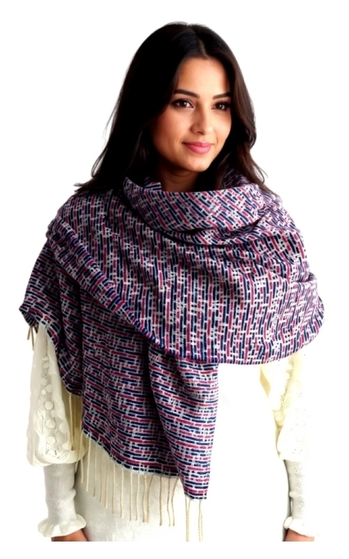 Χειμωνιάτικη γυναικεία πασμίνα σε μπλε και κόκκινο μάλλινη, πλεκτή, ζεστή, ελαφριά και πολύ ιδιαίτερη. Ένα απαραίτητο αξεσουάρ μόδας για τη χειμωνιάτικη γκαρνταρόμπα σας για να σας κρατήσει ζεστή το χειμώνα.