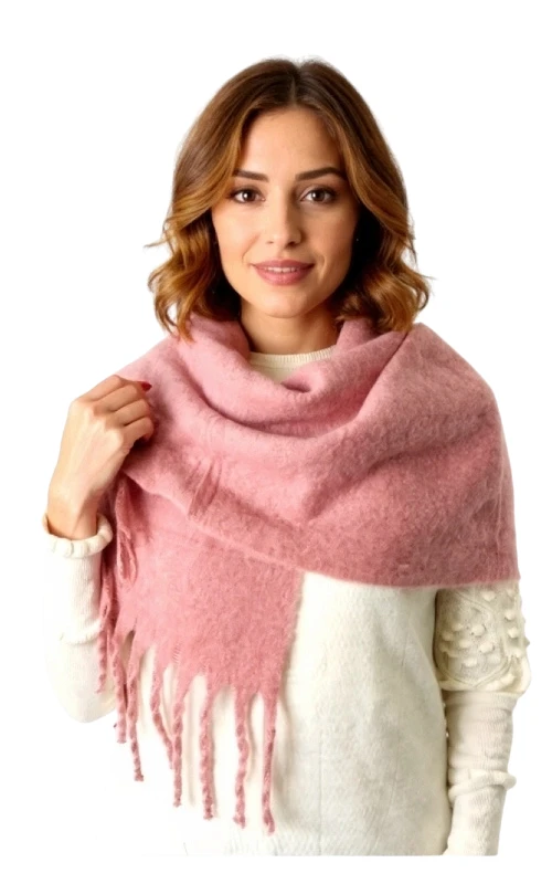 Χειμωνιάτικη γυναικεία πασμίνα ροζ, πλεκτή, ζεστή, ελαφριά και πολύ ιδιαίτερη. Ένα απαραίτητο αξεσουάρ μόδας για τη χειμωνιάτικη γκαρνταρόμπα σας για να σας κρατήσει ζεστή το χειμώνα.