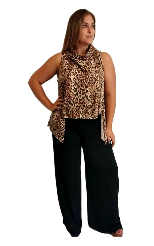 Αυτό το κομψό αμάνικο γυναικείο γιλέκο με λεοπάρ μοτίβο αποτελεί την τέλεια προσθήκη στη γκαρνταρόμπα σας. Σε αποχρώσεις του καφέ και μπεζ, το animal print μοτίβο προσδίδει έναν αέρα πολυτέλειας και στυλ. Το γιλέκο διαθέτει έναν διακριτικό ψηλό γιακά και μια μοναδική ασύμμετρη σχεδίαση στο τελείωμα που δημιουργεί ένα κολακευτικό εφέ για όλους τους σωματότυπους. Συνδυάζεται τέλεια με τα μαύρα φαρδιά παντελόνια που φαίνονται στην εικόνα, αλλά θα ταιριάξει εξίσου ωραία με τζιν, κολάν ή φούστες. Η αέρινη υφή του υφάσματος προσφέρει άνεση και κίνηση. Ιδανικό για το γραφείο με ένα σακάκι, αλλά και για βραδινές εξόδους με τα κατάλληλα αξεσουάρ. Η ασύμμετρη γραμμή στο κάτω μέρος προσθέτει μια μοντέρνα πινελιά, κάνοντας αυτό το γιλέκο να ξεχωρίζει από τα συνηθισμένα. Η άνετη εφαρμογή του κολακεύει τη σιλουέτα, προσφέροντας στυλ χωρίς συμβιβασμούς στην άνεση.