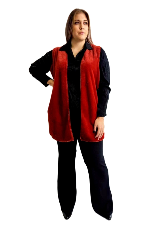 Αυτό το κομψό γυναικείο γιλέκο σε έντονο κόκκινο χρώμα αποτελεί την ιδανική προσθήκη στη φθινοπωρινή και χειμερινή γκαρνταρόμπα σας. Κατασκευασμένο από μαλακό βελούδο που χαρίζει πολυτελή αίσθηση, το γιλέκο διαθέτει μακρύ μήκος που καλύπτει τους γοφούς, προσφέροντας κολακευτική εφαρμογή σε κάθε σωματότυπο. Ο απλός, αλλά κομψός σχεδιασμός του χωρίς κουμπιά ή φερμουάρ το καθιστά εύκολο στο συνδυασμό, ενώ η ζεστή κόκκινη απόχρωση προσθέτει μια νότα χρώματος σε κάθε σύνολο. Φορέστε το πάνω από μαύρα ρούχα, όπως παντελόνι και πουκάμισο, για ένα κομψό επαγγελματικό look, ή συνδυάστε το με τζιν για πιο casual εμφανίσεις. Είναι ιδανικό για ενδιάμεσες εποχές ως ελαφρύ επίστρωμα ή ως στυλιστικό κομμάτι το χειμώνα. Η άνετη εφαρμογή του επιτρέπει την ευκολία στην κίνηση, ενώ παράλληλα προσφέρει διακριτική κομψότητα. Αυτό το πολυμορφικό γιλέκο θα αναβαθμίσει άμεσα το στυλ σας, αποτελώντας ένα διαχρονικό κομμάτι που θα σας συντροφεύει για πολλές σεζόν.