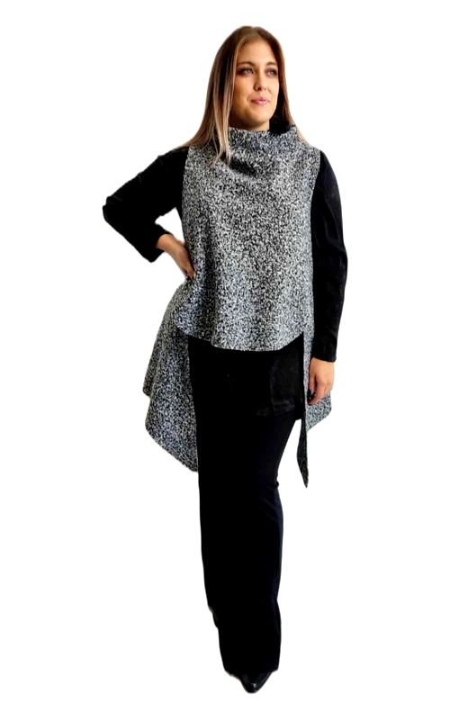 Αυτό το μοντέρνο γυναικείο γιλέκο με ασύμμετρο σχεδιασμό αποτελεί την τέλεια προσθήκη στη χειμερινή σας γκαρνταρόμπα. Σε μια κομψή μείξη γκρι και μαύρου με διακριτικό μελανζέ μοτίβο, προσφέρει έναν εντυπωσιακό συνδυασμό στυλ και λειτουργικότητας. Το ιδιαίτερο ασύμμετρο τελείωμα με την προέκταση στο πλάι χαρίζει μια μοντέρνα πινελιά στο σύνολο, ενώ ο ψηλός γιακάς προσφέρει επιπλέον ζεστασιά και κομψότητα. Συνδυάζεται άψογα με μαύρα παντελόνια και μακρυμάνικες μπλούζες για ένα κομψό καθημερινό ή επαγγελματικό look. Η ευέλικτη σχεδίασή του το καθιστά ιδανικό τόσο για το γραφείο όσο και για βραδινές εξόδους. Η άνετη γραμμή του κολακεύει κάθε σωματότυπο, προσφέροντας στιλ χωρίς να θυσιάζει την άνεση. Η υψηλής ποιότητας ύφανση του υφάσματος εξασφαλίζει αντοχή και διατήρηση της φόρμας του ακόμα και μετά από πολλές χρήσεις. Ένα ευέλικτο κομμάτι που θα αναβαθμίσει αμέσως κάθε σας εμφάνιση.