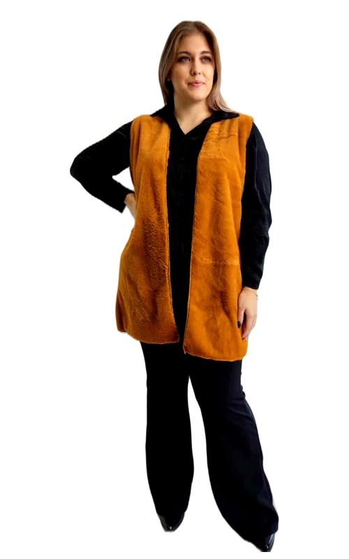Αυτό το κομψό γιλέκο σε λαμπερό πορτοκαλί\u002Dταμπά χρώμα αποτελεί την ιδανική προσθήκη στη χειμερινή σας γκαρνταρόμπα. Κατασκευασμένο από εξαιρετικά απαλή συνθετική γούνα, προσφέρει μοναδική αίσθηση πολυτέλειας και ζεστασιά χωρίς να προσθέτει όγκο. Η μακριά γραμμή του καλύπτει τους γοφούς, χαρίζοντας κομψότητα και άνεση σε κάθε σιλουέτα. Ο αμάνικος σχεδιασμός του επιτρέπει εύκολους συνδυασμούς με μακρυμάνικες μπλούζες ή πουλόβερ, όπως το μαύρο που παρουσιάζεται στην εικόνα. Φορέστε το με παντελόνι ή τζιν για καθημερινές εμφανίσεις ή συνδυάστε το με φόρεμα και μπότες για πιο επίσημες περιστάσεις. Το ζεστό πορτοκαλί χρώμα του προσθέτει μια ζωντανή πινελιά στα χειμωνιάτικα σύνολα και αναδεικνύει τη φυσική ομορφιά της επιδερμίδας. Το γιλέκο διαθέτει ανοιχτή πρόσοψη που επιτρέπει ελευθερία κινήσεων και προσαρμόζεται εύκολα σε διαφορετικά στυλ ντυσίματος. Η εξαιρετική ποιότητα κατασκευής εξασφαλίζει διάρκεια και διατήρηση της μορφής του ακόμα και μετά από πολλές χρήσεις.