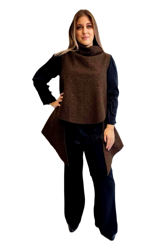 Αυτό το κομψό γυναικείο γιλέκο σε πλούσιο καφέ σοκολατί χρώμα αποτελεί την τέλεια προσθήκη στη χειμερινή σας γκαρνταρόμπα. Με την ιδιαίτερη ασύμμετρη σχεδίασή του και την υφή που θυμίζει μπουκλέ, προσφέρει στυλ και ζεστασιά ταυτόχρονα. Ο ψηλός γυριστός λαιμός παρέχει επιπλέον προστασία από το κρύο, ενώ το ασύμμετρο τελείωμα δημιουργεί μια κολακευτική σιλουέτα που αναδεικνύει τη μέση. Ο συνδυασμός του με μαύρα παντελόνια και μακρυμάνικες μπλούζες, όπως φαίνεται στην εικόνα, δημιουργεί ένα κομψό και διαχρονικό σύνολο. Είναι ιδανικό για καθημερινές εξόδους, επαγγελματικές συναντήσεις ή ακόμα και βραδινές περιστάσεις. Η ευέλικτη φύση του το καθιστά εύκολο στον συνδυασμό με διάφορα ρούχα της γκαρνταρόμπας σας. Το γιλέκο διαθέτει φαρδιά εφαρμογή που επιτρέπει άνετη κίνηση και δυνατότητα για επιπλέον στρώσεις από μέσα. Η μοναδική του υφή και το ιδιαίτερο στυλ του θα τραβήξουν τα βλέμματα και θα αναβαθμίσουν οποιοδήποτε χειμερινό σύνολο.