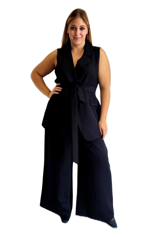 Κομψό σύνολο αμάνικου γιλέκου και παντελόνας σε βαθύ μαύρο χρώμα, ιδανικό για τη σύγχρονη γυναίκα που αναζητά στυλ και άνεση. Το γιλέκο διαθέτει κλασικό γιακά και εντυπωσιακή ζώνη στη μέση που δένει με κομψό φιόγκο, τονίζοντας τη σιλουέτα και προσδίδοντας θηλυκότητα. Οι λεπτομέρειες περιλαμβάνουν διακριτικές τσέπες που συνδυάζουν πρακτικότητα και στυλ. Η φαρδιά παντελόνα με το ρευστό ύφασμα χαρίζει άνεση στην κίνηση και μια αίσθηση πολυτέλειας. Το σύνολο αυτό μπορεί να φορεθεί τόσο σε επαγγελματικές συναντήσεις όσο και σε βραδινές εξόδους, συνδυασμένο με ψηλοτάκουνα παπούτσια και κομψά αξεσουάρ. Κατάλληλο για όλες τις σωματικές διαπλάσεις, αγκαλιάζει τις καμπύλες με κολακευτικό τρόπο. Το υψηλής ποιότητας ύφασμα εξασφαλίζει ανθεκτικότητα και διατηρεί το σχήμα του ακόμα και μετά από πολύωρη χρήση. Ένα διαχρονικό κομμάτι που θα αναβαθμίσει άμεσα τη γκαρνταρόμπα σας.