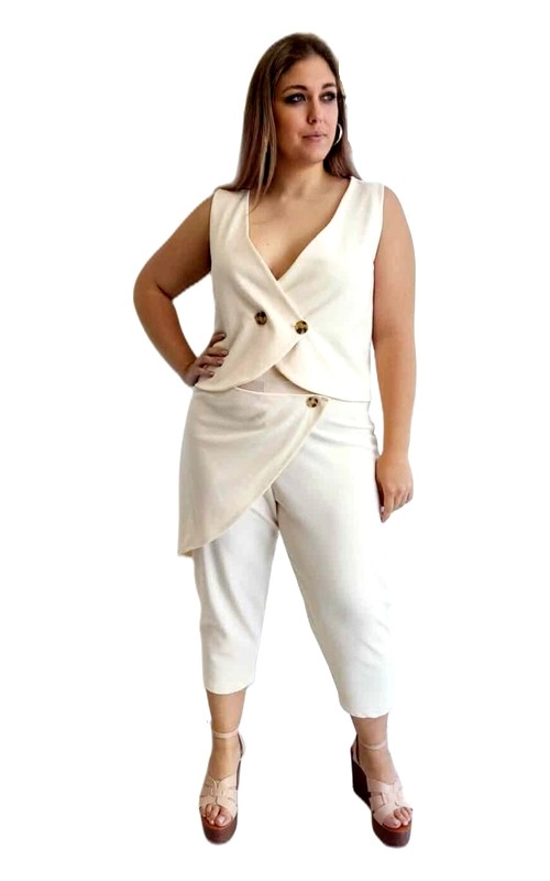 Κομψό σύνολο σε απαλό εκρού χρώμα που συνδυάζει στυλ και άνεση για κάθε περίσταση. Το αμάνικο τοπ διαθέτει ιδιαίτερο σχεδιασμό με ασύμμετρο τελείωμα και χιαστί μπροστινό κλείσιμο που στερεώνεται με δύο διακοσμητικά χρυσαφί κουμπιά. Συνδυάζεται τέλεια με το ταιριαστό παντελόνι τύπου κάπρι που διαθέτει ασύμμετρη επικάλυψη στη μέση και ένα διακριτικό κουμπί ως στοιχείο λεπτομέρειας. Η εξαιρετική ποιότητα του υφάσματος εξασφαλίζει άψογη εφαρμογή που αγκαλιάζει τις καμπύλες του σώματος με κολακευτικό τρόπο. Ιδανικό για καλοκαιρινές βραδινές εξόδους, επίσημα γεύματα ή ακόμα και επαγγελματικές συναντήσεις. Μπορεί να συνδυαστεί με ψηλοτάκουνα πέδιλα και διακριτικά κοσμήματα για μια ολοκληρωμένη εμφάνιση που ξεχωρίζει. Η διαχρονική απόχρωση του εκρού το καθιστά ευέλικτη επιλογή που ταιριάζει σε κάθε τύπο γυναίκας και μπορεί να φορεθεί καθ\u0027 όλη τη διάρκεια της θερμής περιόδου.