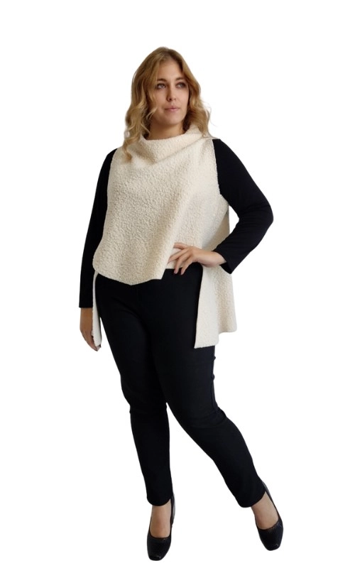 Αυτό το κομψό γυναικείο γιλέκο σε λευκό χρώμα αποτελεί την ιδανική προσθήκη στη χειμερινή σας γκαρνταρόμπα. Κατασκευασμένο από μαλακό υλικό με ανάγλυφη υφή που θυμίζει μπουκλέ, προσφέρει ζεστασιά και στυλ σε κάθε σας εμφάνιση. Ο ασύμμετρος σχεδιασμός του με την ελαφρώς πτυχωτή γραμμή στο λαιμό δημιουργεί ένα εντυπωσιακό οπτικό αποτέλεσμα, ενώ το μήκος του επιτρέπει πολλαπλούς τρόπους στυλιζαρίσματος. Συνδυάζεται άψογα με μαύρα παντελόνια και μακρυμάνικες μπλούζες για ένα κομψό καθημερινό σύνολο, όπως φαίνεται στην εικόνα. Ιδανικό για το γραφείο, βραδινές εξόδους ή περιστασιακές συναντήσεις, αυτό το γιλέκο προσαρμόζεται εύκολα σε διάφορες περιστάσεις. Το ιδιαίτερο χαρακτηριστικό του είναι η ευελιξία του: μπορεί να φορεθεί ως κλασικό γιλέκο ή ως αξεσουάρ τύπου εσάρπας, προσφέροντας πολλαπλές επιλογές στυλιζαρίσματος για κάθε σιλουέτα. Ένα διαχρονικό κομμάτι που συνδυάζει κομψότητα και πρακτικότητα.