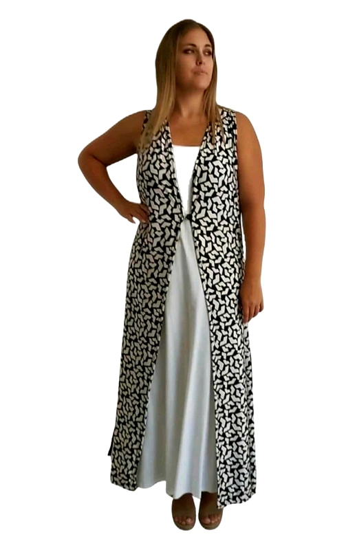 Αυτό το εντυπωσιακό μακρύ γυναικείο γιλέκο με ασπρόμαυρο γεωμετρικό μοτίβο αποτελεί μια κομψή προσθήκη στη γκαρνταρόμπα σας. Το μοναδικό σχέδιο συνδυάζει μαύρα αφηρημένα σχήματα σε λευκό φόντο, δημιουργώντας μια διαχρονική αντίθεση που τραβάει αμέσως την προσοχή. Το γιλέκο έχει αμάνικο σχεδιασμό και πέφτει κομψά μέχρι τους αστραγάλους, προσφέροντας μια αέρινη αίσθηση και κολακευτική εφαρμογή. Ιδανικό για layering, μπορεί να φορεθεί πάνω από ένα απλό λευκό φόρεμα, όπως παρουσιάζεται στην εικόνα, ή να συνδυαστεί με μονόχρωμα παντελόνια και μπλούζες για καθημερινές ή βραδινές εμφανίσεις. Η ανοιχτή γραμμή μπροστά προσφέρει ελευθερία κινήσεων και δημιουργεί μια λεπτή σιλουέτα. Κατάλληλο για πολλές περιστάσεις, από καθημερινές βόλτες μέχρι επαγγελματικές συναντήσεις ή καλοκαιρινές εξόδους. Το ελαφρύ ύφασμα και η άνετη εφαρμογή το καθιστούν ιδανική επιλογή για όλες τις εποχές, προσφέροντας στυλ και άνεση σε κάθε σας εμφάνιση.