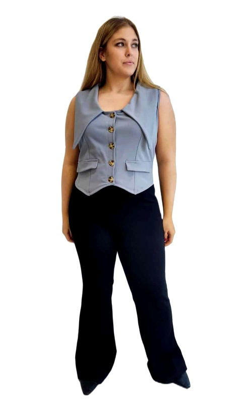 Αυτό το κομψό γυναικείο γιλέκο σε απαλό γαλαζοπό χρώμα αποτελεί την ιδανική προσθήκη στην καθημερινή σας γκαρνταρόμπα. Με την εντυπωσιακή γραμμή που αγκαλιάζει τη σιλουέτα, το γιλέκο διαθέτει μια σειρά από διακοσμητικά μεταλλικά κουμπιά στο μπροστινό μέρος που προσθέτουν μια νότα κομψότητας. Οι πλαϊνές τσέπες δεν είναι μόνο λειτουργικές αλλά προσδίδουν και επιπλέον στυλ στο σχέδιο. Συνδυάζεται άψογα με μαύρο παντελόνι όπως απεικονίζεται, αλλά μπορεί εξίσου εύκολα να φορεθεί με τζιν, φούστα ή ακόμα και πάνω από φόρεμα για ένα πιο επίσημο look. Ιδανικό για το γραφείο, επαγγελματικές συναντήσεις ή ακόμα και για απογευματινές εξόδους. Το γιλέκο είναι κατασκευασμένο από υψηλής ποιότητας ύφασμα που εξασφαλίζει άνεση καθ\u0027 όλη τη διάρκεια της ημέρας, ενώ η αμάνικη σχεδίασή του το καθιστά ιδανικό για πολλαπλές εποχές. Ένα ευέλικτο κομμάτι που θα αναβαθμίσει αμέσως οποιοδήποτε σύνολο.