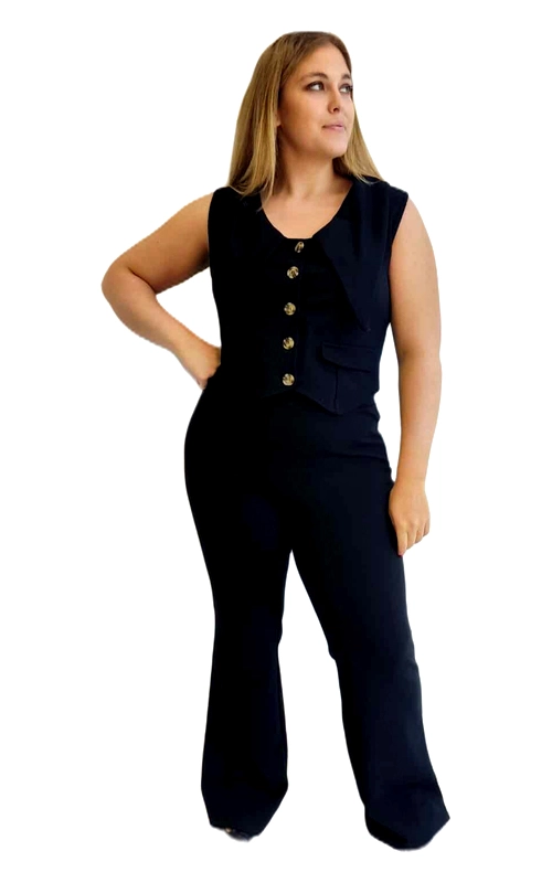 Αυτή η κομψή ολόσωμη φόρμα σε βαθύ μπλε σκούρο (navy) χρώμα αποτελεί την ιδανική επιλογή για την καθημερινή σας εμφάνιση με στυλ. Διαθέτει αμάνικο σχεδιασμό με στρογγυλή λαιμόκοψη που κολακεύει κάθε σωματότυπο, ενώ η σειρά από χρυσαφένια διακοσμητικά κουμπιά στο μπροστινό μέρος προσθέτει μια πινελιά κομψότητας. Το ενσωματωμένο τσεπάκι στο πάνω μέρος προσφέρει τόσο λειτουργικότητα όσο και στυλ. Η φόρμα έχει άνετη εφαρμογή που αγκαλιάζει το σώμα χωρίς να περιορίζει, ενώ τα φαρδιά μπατζάκια χαρίζουν κομψότητα και ελευθερία κινήσεων. Είναι ιδανική για επαγγελματικές συναντήσεις όταν συνδυάζεται με ένα κομψό σακάκι, αλλά μπορεί εύκολα να μεταμορφωθεί σε βραδινό outfit με τα κατάλληλα αξεσουάρ. Φορέστε την με ψηλοτάκουνες γόβες για μια εντυπωσιακή εμφάνιση ή με κομψά flat παπούτσια για πιο casual περιστάσεις. Η υψηλής ποιότητας ύφανση του υφάσματος εξασφαλίζει άνεση και ανθεκτικότητα για πολλές χρήσεις.