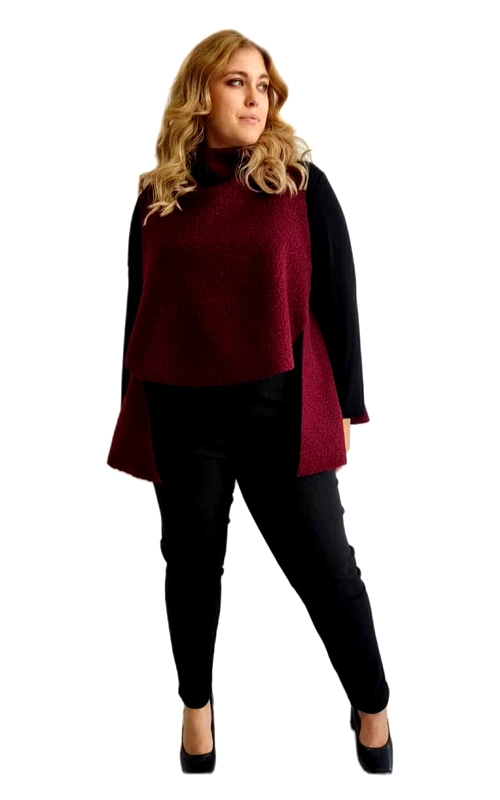 Κομψό γιλέκο σε υπέροχη βαθιά μπορντό απόχρωση που προσθέτει πολυτέλεια σε κάθε εμφάνιση. Το ασύμμετρο σχέδιο με την επιμηκυμένη πλαϊνή γραμμή χαρίζει μοντέρνα αισθητική και κολακεύει τη σιλουέτα. Κατασκευασμένο από μαλακό, ποιοτικό ύφασμα που προσφέρει άνεση και ζεστασιά τις κρύες μέρες, ενώ η απλή γραμμή του επιτρέπει πολλαπλούς συνδυασμούς. Φορέστε το με μαύρο ζιβάγκο και μαύρο παντελόνι για μια κομψή εμφάνιση στο γραφείο ή σε επαγγελματικές συναντήσεις. Συνδυάζεται εξίσου εντυπωσιακά με τζιν για πιο casual περιστάσεις. Το βαθύ μπορντό (βουργουνδί) χρώμα του ταιριάζει εύκολα με ουδέτερες αποχρώσεις όπως μαύρο, γκρι ή μπεζ. Η ελαφριά του κατασκευή το καθιστά ιδανικό για στρώσεις (layering) στο μεταβατικό καιρό, προσφέροντας στυλ χωρίς όγκο. Ένα διαχρονικό κομμάτι που θα αναβαθμίσει την γκαρνταρόμπα σας.