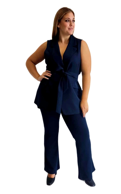 Κομψό σύνολο αμάνικου γιλέκου και παντελονιού σε βαθύ ναυτικό μπλε, ιδανικό για τη σύγχρονη γυναίκα που αναζητά στυλ και άνεση. Το γιλέκο διαθέτει κομψό σχεδιασμό με βαθύ V λαιμόκοψη και χαρακτηριστικό δέσιμο στη μέση που αναδεικνύει τη σιλουέτα, προσφέροντας κολακευτική εφαρμογή. Οι πλαϊνές τσέπες προσθέτουν πρακτικότητα χωρίς να επηρεάζουν την κομψή γραμμή του. Συνδυάζεται με το φαρδύ παντελόνι σε ίδια απόχρωση που χαρίζει άνεση στην κίνηση και διαχρονική κομψότητα. Αυτό το σύνολο είναι ιδανικό για επαγγελματικές συναντήσεις, επίσημες εκδηλώσεις ή βραδινές εξόδους. Μπορεί να φορεθεί με μια κομψή μπλούζα από κάτω για πιο επίσημες περιστάσεις ή με ένα απλό τοπ για πιο καθημερινές εμφανίσεις. Συμπληρώστε το σύνολο με ψηλοτάκουνα παπούτσια και διακριτικά κοσμήματα για μια ολοκληρωμένη εμφάνιση που συνδυάζει επαγγελματισμό και θηλυκότητα.