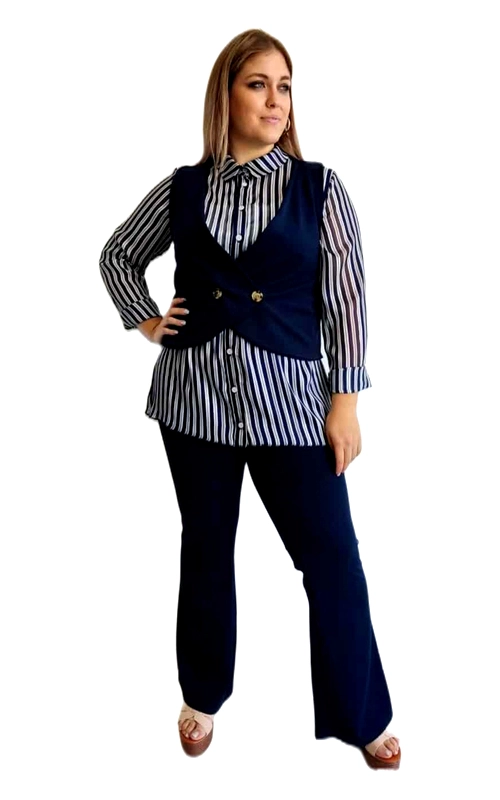 Αναβαθμίστε το επαγγελματικό σας στυλ με αυτό το κομψό γυναικείο σύνολο που συνδυάζει διαχρονική κομψότητα με σύγχρονες πινελιές. Το σύνολο περιλαμβάνει ένα βαθύ ναυτικό μπλε γιλέκο με λεπτομέρειες που ξεχωρίζουν, όπως τα διακοσμητικά χρυσά κουμπιά στο μπροστινό μέρος. Το γιλέκο συνδυάζεται αρμονικά με ένα ριγέ πουκάμισο σε λευκό και βαθύ μπλε, δημιουργώντας μια εντυπωσιακή αντίθεση. Το παντελόνι, επίσης σε ναυτικό μπλε, έχει άνετη γραμμή που φαρδαίνει ελαφρώς προς τα κάτω, χαρίζοντας κομψότητα και άνεση. Ιδανικό για το γραφείο, επαγγελματικές συναντήσεις ή ακόμη και για πιο επίσημες περιστάσεις, αυτό το σύνολο προσφέρει πολλαπλές δυνατότητες συνδυασμών. Το γιλέκο μπορεί να φορεθεί και με άλλα μονόχρωμα πουκάμισα ή μπλούζες για διαφορετικές εμφανίσεις. Η ποιότητα του υφάσματος εξασφαλίζει άνεση καθ\u0027 όλη τη διάρκεια της ημέρας, ενώ η προσεγμένη ραφή εγγυάται διαχρονική αντοχή. Ένα απαραίτητο κομμάτι για κάθε γυναικεία γκαρνταρόμπα που αναζητά την ισορροπία μεταξύ επαγγελ