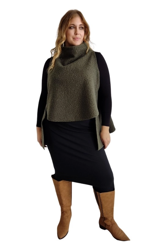 Αυτό το κομψό γιλέκο σε χρώμα χακί σκούρο προσφέρει μια μοντέρνα πινελιά στη χειμερινή σας γκαρνταρόμπα. Κατασκευασμένο από υλικό με υφή τύπου μπούκλε, συνδυάζει ζεστασιά και στυλ σε ένα ασύμμετρο σχέδιο που κολακεύει τη σιλουέτα. Ο ψηλός γιακάς προσφέρει επιπλέον προστασία από το κρύο, ενώ το μήκος του είναι ιδανικό για να φορεθεί πάνω από φορέματα ή παντελόνια. Το γιλέκο διαθέτει μια χαλαρή, άνετη εφαρμογή που επιτρέπει εύκολο layering, ιδανικό για τις μεταβατικές εποχές. Συνδυάστε το με ένα μαύρο φόρεμα όπως στην εικόνα για ένα κομψό καθημερινό look, ή με τζιν και μπότες για μια πιο casual εμφάνιση. Το βαθύ χακί χρώμα του αποτελεί διαχρονική επιλογή που ταιριάζει με πολλά χρώματα της χειμωνιάτικης παλέτας. Ιδιαίτερο χαρακτηριστικό του είναι η ασύμμετρη γραμμή του που προσθέτει ενδιαφέρον στο συνολικό look, κάνοντάς το να ξεχωρίζει από τα συνηθισμένα γιλέκα. Αυτό το versatile κομμάτι θα αποτελέσει βασικό στοιχείο της χειμερινής σας γκαρνταρόμπας για πολλές σεζόν.