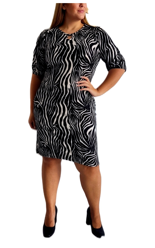 Αυτό το εντυπωσιακό φόρεμα plus size με το χαρακτηριστικό μοτίβο ζέβρας σε ασπρόμαυρο συνδυασμό αποτελεί την τέλεια επιλογή για το χειμερινό σας γκαρνταρόμπα. Το κομψό animal print δημιουργεί μια θελκτική οπτική που κολακεύει τη σιλουέτα, ενώ το μήκος του που φτάνει λίγο πάνω από το γόνατο προσφέρει άνεση και στυλ. Τα μανίκια τριών τετάρτων ολοκληρώνουν την κομψή εμφάνιση, επιτρέποντας την επίδειξη των αγαπημένων σας κοσμημάτων. Η ίσια γραμμή του φορέματος χαρίζει μια κολακευτική εφαρμογή που αναδεικνύει τις καμπύλες με κομψότητα, ενώ η λιτή λαιμόκοψη προσθέτει διακριτική θηλυκότητα. Ιδανικό για επαγγελματικές συναντήσεις όταν συνδυάζεται με ένα κομψό σακάκι, αλλά και για βραδινές εξόδους με τα κατάλληλα αξεσουάρ. Φορέστε το με μαύρες γόβες για μια κλασική εμφάνιση ή τολμήστε με έντονα χρωματιστά αξεσουάρ για πιο εντυπωσιακό αποτέλεσμα. Η υψηλής ποιότητας ύφανση εξασφαλίζει άνεση καθ\u0027 όλη τη διάρκεια της ημέρας, καθιστώντας το μια πολύτιμη προσθήκη στη χειμερινή σας γκαρνταρόμπα.