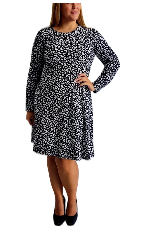 Αυτό το κομψό φόρεμα plus size αποτελεί την ιδανική προσθήκη στη χειμωνιάτικη γκαρνταρόμπα σας. Σε μια εντυπωσιακή ασπρόμαυρη παλέτα, διαθέτει ένα μοντέρνο λεοπάρ μοτίβο που προσδίδει στυλ και διαχρονική κομψότητα. Το φόρεμα έχει άνετη γραμμή με μήκος που φτάνει λίγο πάνω από το γόνατο, χαρίζοντας μια κολακευτική εμφάνιση σε κάθε σωματότυπο. Τα μακριά μανίκια το καθιστούν ιδανικό για τις ψυχρότερες ημέρες, ενώ η στρογγυλή λαιμόκοψη προσφέρει κομψότητα και άνεση. Η ελαφρώς γραμμή Α του φορέματος αγκαλιάζει τις καμπύλες με κολακευτικό τρόπο, δημιουργώντας μια θηλυκή σιλουέτα. Μπορεί να φορεθεί με μαύρες γόβες για μια επίσημη εμφάνιση στο γραφείο ή σε βραδινές εξόδους, ενώ συνδυάζεται εξίσου όμορφα με μποτάκια και ένα μαύρο δερμάτινο μπουφάν για πιο casual περιστάσεις. Η υψηλής ποιότητας ελαστική ύφανση εξασφαλίζει άνεση καθ\u0027 όλη τη διάρκεια της ημέρας, ενώ το διαχρονικό σχέδιό του το καθιστά μια έξυπνη επένδυση για το χειμωνιάτικο ντύσιμό σας.