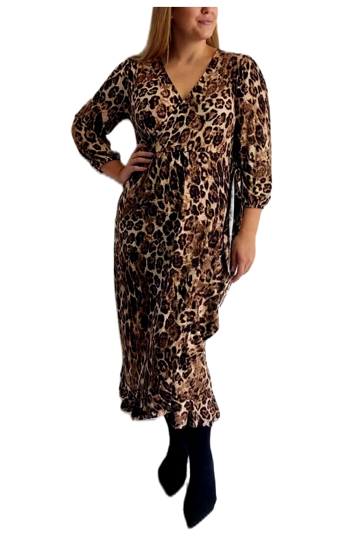 Αυτό το εντυπωσιακό φόρεμα με λεοπάρ μοτίβο αποτελεί την τέλεια επιλογή για τις χειμερινές σας εμφανίσεις. Σε μια πλούσια παλέτα από αποχρώσεις του καφέ, μπεζ και μαύρου, το φόρεμα διαθέτει κολακευτικό V λαιμόκοψη που αναδεικνύει τη σιλουέτα με κομψό τρόπο. Τα φουσκωτά μανίκια τριών τετάρτων προσθέτουν μια πινελιά κομψότητας, ενώ η μεσάτη γραμμή τονίζει τη μέση δημιουργώντας ένα θηλυκό περίγραμμα. Το μήκος του φορέματος φτάνει κάτω από το γόνατο, προσφέροντας μια διαχρονική και κολακευτική εφαρμογή για κάθε σωματότυπο. Το ρευστό ύφασμα αγκαλιάζει το σώμα με χάρη, ενώ το διαχρονικό animal print προσθέτει μια δόση θηλυκότητας και τόλμης. Συνδυάστε το με μαύρες μπότες για ένα εντυπωσιακό καθημερινό ή βραδινό σύνολο, ή προσθέστε ένα μαύρο σακάκι για επαγγελματικές περιστάσεις. Ιδανικό για γιορτινά δείπνα, βραδινές εξόδους ή ακόμα και για το γραφείο, αυτό το ευέλικτο φόρεμα θα γίνει αμέσως το αγαπημένο κομμάτι της χειμερινής σας γκαρνταρόμπας.