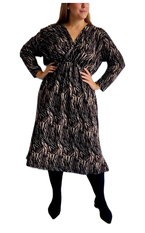Αυτό το κομψό χειμωνιάτικο φόρεμα με το εντυπωσιακό μοτίβο ζέβρας σε αποχρώσεις μαύρου και μπεζ είναι η τέλεια προσθήκη στη χειμερινή σας γκαρνταρόμπα. Με την άνετη γραμμή του και το V λαιμό, κολακεύει κάθε σιλουέτα, ενώ η ελαστική μέση προσφέρει κομψό καθορισμό της σιλουέτας. Οι μακριές φαρδιές μανίκες προσθέτουν στιλ και άνεση, ενώ το μήκος που φτάνει κάτω από το γόνατο το καθιστά ιδανικό για πολλές περιστάσεις. Το φόρεμα μπορεί να φορεθεί με μαύρο καλσόν και μποτάκια για ένα καθημερινό chic look, ή με ψηλοτάκουνες γόβες για βραδινές εξόδους. Συνδυάστε το με ένα μαύρο ζακετάκι ή παλτό για τις πιο κρύες μέρες. Το ανάλαφρο ύφασμα αγκαλιάζει το σώμα με χάρη, χωρίς να περιορίζει τις κινήσεις σας. Η διαχρονική εμφάνιση του animal print το καθιστά μια έξυπνη επιλογή που δεν περνάει ποτέ από τη μόδα, ενώ η ποιότητα κατασκευής του εξασφαλίζει ότι θα αποτελέσει αγαπημένο κομμάτι της συλλογής σας για πολλές σεζόν.