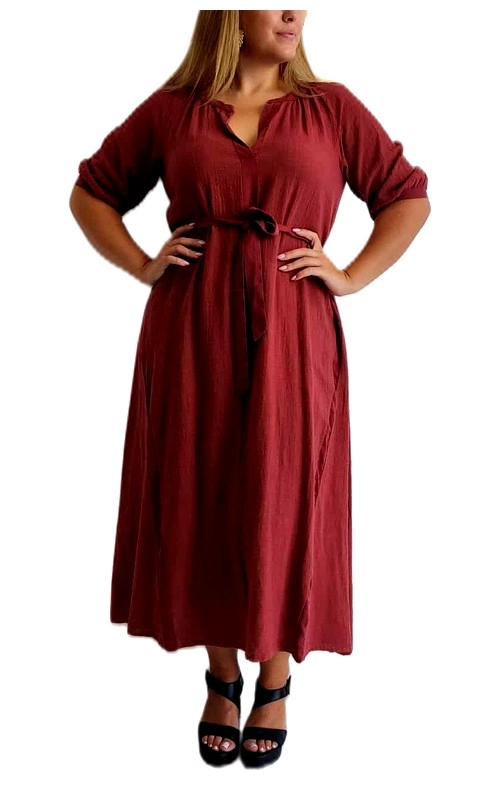 Αυτό το κομψό φόρεμα σε πλούσιο μπορντό χρώμα αποτελεί την ιδανική επιλογή για την καθημερινή σας γκαρνταρόμπα. Κατασκευασμένο από απαλό, ρέον ύφασμα που χαρίζει άνεση και κολακευτική εφαρμογή σε κάθε σωματότυπο. Το φόρεμα διαθέτει λαιμόκοψη με άνοιγμα V και διακριτικές πιέτες που προσδίδουν θηλυκότητα, ενώ τα μανίκια 3/4 με αναδιπλούμενες μανσέτες προσφέρουν κομψή εμφάνιση και πρακτικότητα. Η μεσάτη γραμμή με τη ζώνη στη μέση τονίζει τη σιλουέτα, ενώ η φαρδιά φούστα που πέφτει απαλά μέχρι τους αστραγάλους χαρίζει κίνηση και θηλυκότητα. Ιδανικό για περιστάσεις από το γραφείο μέχρι βραδινές εξόδους, μπορεί να φορεθεί με ψηλοτάκουνα πέδιλα όπως στη φωτογραφία για βραδινές εμφανίσεις, ή με μποτάκια και ένα τζιν μπουφάν για πιο casual εμφανίσεις. Το βαθύ μπορντό χρώμα του είναι διαχρονικό και ταιριάζει άψογα με χρυσά ή ασημένια κοσμήματα για να ολοκληρώσετε το λουκ σας με στυλ.