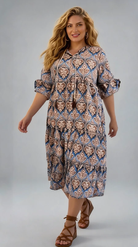 Plus size φόρεμα καλοκαιρινό καφέ - FRW473 | Candiashop Boutique, Αυτό το εντυπωσιακό φόρεμα με το εξωτικό μοτίβο συνδυάζει αρμονικά αποχρώσεις του καφέ, μπεζ και γαλάζιου σε ένα περίτεχνο διακοσμητικό σχέδιο που θυμίζει ανατολίτικα μοτίβα. Η φαρδιά γραμμή του προσφέρει άνετη εφαρμογή, ιδανική για όλους τους σωματότυπους, ενώ το μήκος του που φτάνει στους αστραγάλους χαρίζει κομψότητα και θηλυκότητα. Τα μανίκια τριών τετάρτων με το διακριτικό άνοιγμα προσθέτουν μια νότα ραφιναρισμένης άνεσης. Το λαιμόκοψη σε σχήμα V με το διακριτικό κορδόνι κολακεύει τον λαιμό, ενώ οι απαλές πτυχώσεις στο σώμα του φορέματος δημιουργούν μια αέρινη αίσθηση. Ιδανικό για καλοκαιρινές βραδινές εξόδους, εκδρομές στην πόλη ή ακόμα και για καλοκαιρινούς γάμους όταν συνδυαστεί με τα κατάλληλα αξεσουάρ. Ταιριάζει υπέροχα με δερμάτινα μποτάκια όπως στην εικόνα, αλλά και με επίπεδα σανδάλια για πιο χαλαρές περιστάσεις. Το ελαφρύ, αεράτο ύφασμα εξασφαλίζει δροσιά ακόμα και τις πιο ζεστές καλοκαιρινές ημέρες.
