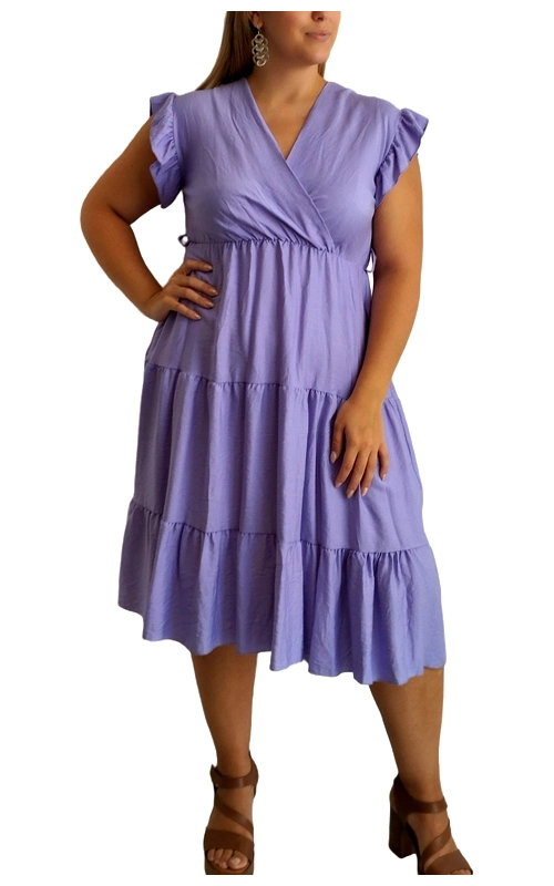 Αυτό το κομψό φόρεμα σε υπέροχη λιλά απόχρωση αποτελεί την ιδανική επιλογή για τις καλοκαιρινές σας εμφανίσεις. Με την αέρινη γραμμή του και το ελαφρύ του ύφασμα, προσφέρει άνεση και δροσιά ακόμα και τις πιο ζεστές ημέρες. Το σχέδιο με τον κρουαζέ λαιμό σε V κολακεύει τον λαιμό και το ντεκολτέ, ενώ τα χαριτωμένα βολάν στα μανίκια προσθέτουν μια παιχνιδιάρικη πινελιά. Η ψηλή γραμμή της μέσης και οι διαδοχικές βαθμίδες με βολάν στη φούστα δημιουργούν μια θηλυκή σιλουέτα που αγκαλιάζει κάθε σωματότυπο με κολακευτικό τρόπο. Ιδανικό για καθημερινές βόλτες, καλοκαιρινά πάρτι ή ακόμα και για πιο επίσημες περιστάσεις, συνδυάζεται τέλεια με δερμάτινα πέδιλα με τακούνι όπως φαίνεται στην εικόνα, αλλά και με επίπεδα σανδάλια για πιο χαλαρές εμφανίσεις. Ολοκληρώστε το σύνολό σας με κομψά σκουλαρίκια και μια ψάθινη τσάντα για μια αψεγάδιαστη καλοκαιρινή εμφάνιση.