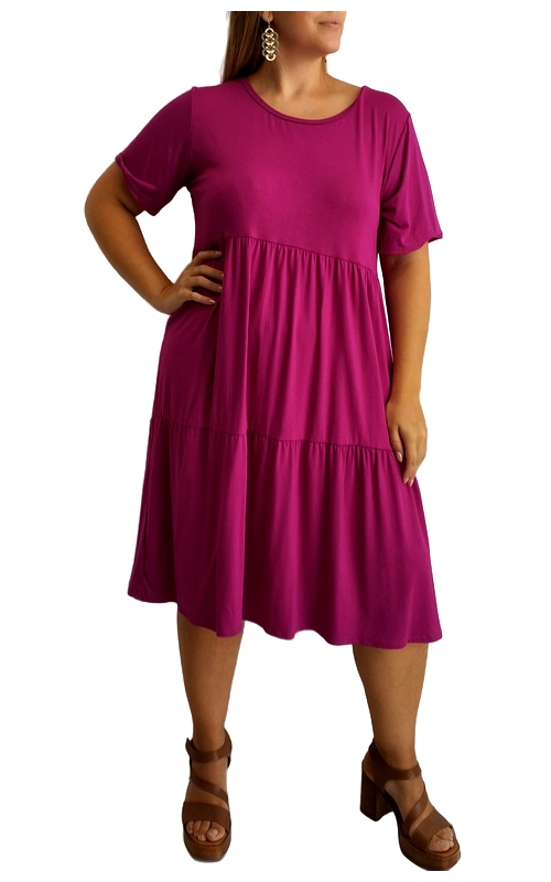 Αυτό το κομψό φόρεμα σε έντονο φούξια χρώμα αποτελεί την ιδανική επιλογή για τις καλοκαιρινές σας εμφανίσεις. Με χαλαρή γραμμή τύπου babydoll και μήκος που φτάνει κάτω από το γόνατο, προσφέρει άνεση και δροσιά στις ζεστές μέρες. Το σχέδιο με τα δύο επίπεδα βολάν στη φούστα προσδίδει θηλυκότητα και παιχνιδιάρικη διάθεση, ενώ τα κοντά μανίκια και η στρογγυλή λαιμόκοψη το καθιστούν εύκολο στο συνδυασμό. Κατασκευασμένο από απαλό, ρέον ύφασμα που αγκαλιάζει το σώμα χωρίς να το περιορίζει, είναι ιδανικό για καθημερινές βόλτες, αλλά και για απογευματινούς καφέδες. Συνδυάζεται τέλεια με καφέ πέδιλα με χοντρό τακούνι όπως στη φωτογραφία, ενώ μπορείτε να το φορέσετε και με επίπεδα σανδάλια για πιο casual εμφανίσεις. Ολοκληρώστε το look σας με εντυπωσιακά σκουλαρίκια και μια ψάθινη τσάντα για να κλέψετε τις εντυπώσεις στις καλοκαιρινές σας εξορμήσεις.