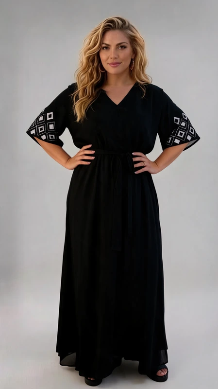 Αυτό το κομψό φόρεμα plus size σε βαθύ μπλε σκούρο (navy) χρώμα αποτελεί την ιδανική επιλογή για τις καλοκαιρινές σας εμφανίσεις. Διαθέτει χαλαρή γραμμή με V λαιμόκοψη που κολακεύει κάθε σιλουέτα, ενώ η ζώνη στη μέση προσφέρει τη δυνατότητα προσαρμογής για άνετη εφαρμογή και θηλυκή εμφάνιση. Τα μανίκια 3/4 είναι διακοσμημένα με εντυπωσιακά γεωμετρικά μοτίβα σε λευκό χρώμα, προσθέτοντας μια κομψή λεπτομέρεια στο συνολικό σχέδιο. Το μάξι μήκος του φορέματος χαρίζει αέρινη αίσθηση, ενώ το ελαφρύ ύφασμα το καθιστά ιδανικό για ζεστές καλοκαιρινές μέρες και βραδιές. Μπορεί να φορεθεί με επίπεδα σανδάλια για καθημερινές εξορμήσεις ή με ψηλοτάκουνα παπούτσια και κοσμήματα για πιο επίσημες περιστάσεις. Συνδυάστε το με ένα λεπτό τζάκετ ή ένα κομψό καρντιγκάν για τα δροσερά βράδια. Η άνετη εφαρμογή και το διαχρονικό σχέδιο καθιστούν αυτό το φόρεμα απαραίτητο κομμάτι για κάθε καλοκαιρινή γκαρνταρόμπα.