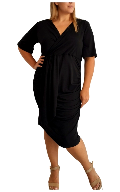 Αυτό το κομψό φόρεμα σε βαθύ μαύρο χρώμα αποτελεί την ιδανική επιλογή για κάθε γυναίκα που αναζητά στυλ και άνεση. Με τον ιδιαίτερο σχεδιασμό του που περιλαμβάνει έναν κολακευτικό V λαιμό και διακριτικές πιέτες στο μπούστο, προσφέρει μια εξαιρετικά θηλυκή σιλουέτα. Τα μανίκια μεσαίου μήκους προσθέτουν κομψότητα, ενώ το ντραπέ ύφασμα στη μέση δημιουργεί έναν εντυπωσιακό ασύμμετρο σχεδιασμό που κολακεύει κάθε σωματότυπο. Το μαλακό και ελαστικό ύφασμα αγκαλιάζει απαλά το σώμα, χαρίζοντας άνεση καθ\u0027 όλη τη διάρκεια της ημέρας. Το μήκος του φορέματος που φτάνει κάτω από το γόνατο το καθιστά ιδανικό τόσο για επαγγελματικές συναντήσεις όσο και για βραδινές εξόδους. Συνδυάστε το με πέδιλα με λεπτό τακούνι όπως στη φωτογραφία για ένα κομψό αποτέλεσμα, ή με σανδάλια για πιο χαλαρές περιστάσεις. Αυτό το ευέλικτο κομμάτι θα γίνει γρήγορα το αγαπημένο σας για κάθε περίσταση που απαιτεί κομψότητα και στυλ.