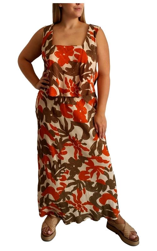 Αυτό το εντυπωσιακό μάξι φόρεμα με φλοράλ μοτίβο αποτελεί την ιδανική επιλογή για τις καλοκαιρινές σας εμφανίσεις. Σε μια υπέροχη χρωματική παλέτα με βάση το μπεζ και εντυπωσιακά μοτίβα σε αποχρώσεις τερακότα και καφέ, το φόρεμα αυτό συνδυάζει άνεση και κομψότητα. Ο τετράγωνος λαιμός και οι φαρδιές τιράντες προσφέρουν άνετη εφαρμογή, ενώ η χαλαρή γραμμή του κολακεύει κάθε σωματότυπο. Το ζωηρό φλοράλ μοτίβο με τα μεγάλα λουλούδια δημιουργεί μια αίσθηση διακοπών και χαλάρωσης. Το φόρεμα διαθέτει έναν διακριτικό διαχωρισμό στο επάνω μέρος που προσθέτει ενδιαφέρον στη σιλουέτα. Ιδανικό για παραλιακούς περιπάτους, καλοκαιρινά γεύματα ή απογευματινούς καφέδες. Συνδυάστε το με πλατφόρμες όπως στη φωτογραφία, ψάθινη τσάντα και διακριτικά κοσμήματα για μια ολοκληρωμένη καλοκαιρινή εμφάνιση. Η άνετη εφαρμογή και το ελαφρύ ύφασμα το καθιστούν την τέλεια επιλογή για τις ζεστές μέρες του καλοκαιριού.