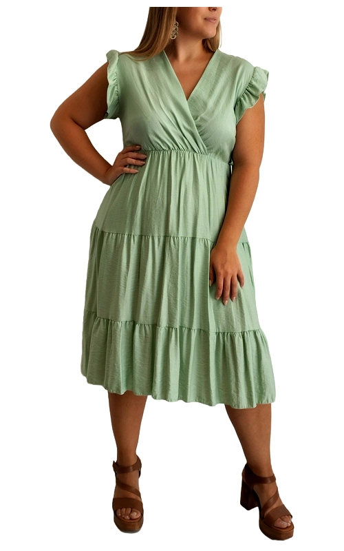 Αυτό το κομψό φόρεμα σε απαλό φιστικί χρώμα αποτελεί την ιδανική επιλογή για τις καλοκαιρινές σας εμφανίσεις. Με την αέρινη γραμμή του και το μεσαίο μήκος που φτάνει κάτω από το γόνατο, χαρίζει άνεση και θηλυκότητα σε κάθε σιλουέτα. Ο κρουαζέ σχεδιασμός στο μπούστο με V λαιμόκοψη αναδεικνύει τη γυναικεία φιγούρα, ενώ τα χαριτωμένα βολάν στα μανίκια προσθέτουν μια παιχνιδιάρικη πινελιά. Το φόρεμα διαθέτει ελαστική μέση που κολακεύει τη σιλουέτα και τρία επίπεδα φαρδιάς φούστας με βολάν που χαρίζουν κίνηση και ανάλαφρη αίσθηση. Κατασκευασμένο από μαλακό, αναπνεύσιμο ύφασμα, είναι ιδανικό για καθημερινές βόλτες, καλοκαιρινές αποδράσεις ή χαλαρά απογευματινά cocktail. Συνδυάστε το με πλατφόρμες όπως στην εικόνα για καθημερινή κομψότητα ή με σανδάλια και ψάθινη τσάντα για μια εμφάνιση που θα σας συνοδεύσει από το πρωί ως το βράδυ. Διαθέσιμο σε διάφορα μεγέθη, αγκαλιάζει με χάρη κάθε σωματότυπο.