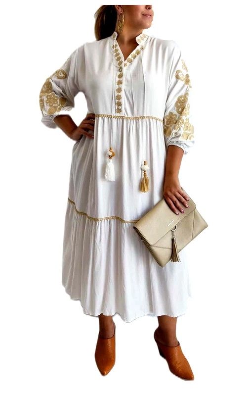 Αυτό το κομψό φόρεμα σε λευκό χρώμα με χρυσές λεπτομέρειες είναι η τέλεια επιλογή για άνετο αλλά εντυπωσιακό καλοκαιρινό στυλ. Το φαρδύ, αέρινο σχέδιο με την τριπλή βαθμιδωτή φούστα χαρίζει άνεση και κολακεύει κάθε σιλουέτα. Οι περίτεχνες χρυσαφί κεντητές λεπτομέρειες στα μανίκια και κατά μήκος του μπροστινού ανοίγματος προσθέτουν μια πολυτελή πινελιά, ενώ οι διακοσμητικές φούντες σε λευκό και χρυσό στη μέση ολοκληρώνουν το boho\u002Dchic ύφος του. Τα τρία τέταρτα μανίκια προσφέρουν ιδανική κάλυψη, ενώ το λαιμόκοψη με κουμπιά επιτρέπει εύκολη εφαρμογή. Ιδανικό για καλοκαιρινές διακοπές, παραλιακούς περιπάτους ή κομψές απογευματινές εξόδους. Συνδυάστε το με ταμπά δερμάτινα σανδάλια και μια μπεζ τσάντα, όπως απεικονίζεται, για ένα ολοκληρωμένο σύνολο. Η ελαφριά, αεράτη υφή του υφάσματος εξασφαλίζει άνεση ακόμα και στις πιο ζεστές καλοκαιρινές μέρες, ενώ η πολυτελής εμφάνιση του φορέματος το καθιστά κατάλληλο και για πιο επίσημες περιστάσεις.
