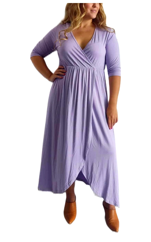 Αυτό το κομψό φόρεμα σε απαλό λιλά χρώμα αποτελεί την ιδανική επιλογή για κάθε γυναίκα που αναζητά άνεση και θηλυκότητα. Με την κρουαζέ σχεδίαση στο μπούστο και τη μεσάτη γραμμή που τονίζει τη σιλουέτα, προσφέρει έναν εξαιρετικά κολακευτικό τρόπο ανάδειξης των καμπυλών. Τα μανίκια τριών τετάρτων προσφέρουν κάλυψη και κομψότητα, ενώ η ρέουσα φούστα με το ασύμμετρο τελείωμα χαρίζει μια αίσθηση κίνησης και ελαφρότητας. Κατασκευασμένο από μαλακό, ελαστικό ύφασμα που αγκαλιάζει το σώμα χωρίς να περιορίζει, αυτό το φόρεμα είναι ιδανικό για καθημερινές εμφανίσεις αλλά και για πιο επίσημες περιστάσεις. Συνδυάστε το με καφέ μποτάκια όπως στην εικόνα για μια casual εμφάνιση ή με ψηλοτάκουνα πέδιλα για βραδινές εξόδους. Η ευέλικτη σχεδίασή του το καθιστά κατάλληλο για όλες τις εποχές – φορέστε το μόνο του το καλοκαίρι ή με ένα λεπτό σακάκι τις δροσερές βραδιές. Διαθέσιμο σε μεγέθη plus size, προσφέρει άνεση και στυλ χωρίς συμβιβασμούς.