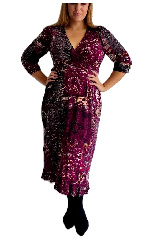 Αυτό το κομψό χειμωνιάτικο φόρεμα σε εντυπωσιακή μπορντό απόχρωση με μοβ τόνους θα αναβαθμίσει άμεσα το χειμερινό σας στυλ. Διαθέτει μαγευτικό σχέδιο με περίτεχνα μοτίβα που συνδυάζουν μπορντό, μαύρο και χρυσές λεπτομέρειες, δημιουργώντας μια πολυτελή αίσθηση. Ο κρουαζέ σχεδιασμός με V λαιμόκοψη κολακεύει τη σιλουέτα, ενώ τα μανίκια τριών τετάρτων προσφέρουν κομψότητα και άνεση. Το φόρεμα έχει θηλυκή γραμμή που αγκαλιάζει τις καμπύλες, καταλήγοντας σε μια χαριτωμένη βολάν λεπτομέρεια στο τελείωμα. Ιδανικό για επίσημες χειμωνιάτικες εκδηλώσεις, επαγγελματικά δείπνα ή εορταστικές περιστάσεις. Συνδυάζεται τέλεια με μαύρες μπότες όπως στην εικόνα, ενώ μπορείτε να προσθέσετε ένα κομψό παλτό και διακριτικά κοσμήματα για ολοκληρωμένο λουκ. Η υψηλής ποιότητας ύφανση του υφάσματος προσφέρει άνεση και διαχρονική κομψότητα που θα σας συνοδεύει για πολλές σεζόν.