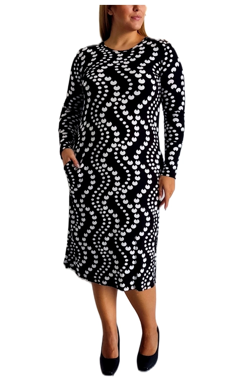 Αυτό το κομψό φόρεμα plus size σε μαύρο και λευκό αποτελεί την ιδανική προσθήκη στη χειμερινή σας γκαρνταρόμπα. Διαθέτει εντυπωσιακό γεωμετρικό μοτίβο με λευκές κυκλικές πιτσιλιές σε ζιγκ\u002Dζαγκ διάταξη πάνω σε μαύρο φόντο, δημιουργώντας μια οπτικά ενδιαφέρουσα εμφάνιση. Το φόρεμα έχει μακριά μανίκια που το καθιστούν ιδανικό για τις ψυχρότερες ημέρες, ενώ η ίσια γραμμή του με μήκος κάτω από το γόνατο χαρίζει κολακευτική εφαρμογή σε κάθε σωματότυπο. Η άνετη εφαρμογή του επιτρέπει ελευθερία κινήσεων, ενώ ταυτόχρονα αναδεικνύει τη σιλουέτα με κομψό τρόπο. Μπορεί να φορεθεί με μαύρες γόβες για επαγγελματικές συναντήσεις ή βραδινές εξόδους, ενώ συνδυάζεται εξίσου όμορφα με μποτάκια για πιο casual εμφανίσεις. Το διαχρονικό ασπρόμαυρο χρωματικό σχήμα προσφέρει αμέτρητες δυνατότητες συνδυασμού με αξεσουάρ σε έντονα χρώματα. Κατασκευασμένο από ελαστικό ύφασμα που αγκαλιάζει τις καμπύλες, προσφέρει άνεση καθ\u0027 όλη τη διάρκεια της ημέρας, ενώ διατηρεί το σχήμα του χωρίς να