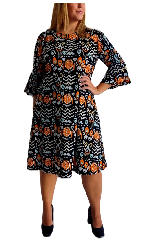 Αυτό το εντυπωσιακό φόρεμα plus size αποτελεί την ιδανική επιλογή για τη χειμωνιάτικη γκαρνταρόμπα σας. Διαθέτει μοναδικό σχέδιο με μαύρο φόντο και πλούσια μοτίβα σε έντονο πορτοκαλί και απαλό γαλάζιο, συνδυάζοντας κολακευτικά γεωμετρικά σχήματα, ζικ\u002Dζακ γραμμές και χαρούμενες κολοκύθες που προσδίδουν μια παιχνιδιάρικη διάθεση. Η άνετη γραμμή του φορέματος χαρίζει κομψότητα σε κάθε σιλουέτα, ενώ τα μανίκια 3/4 με το ελαφρώς διευρυμένο τελείωμα προσθέτουν θηλυκότητα και στυλ. Το μήκος του φτάνει κάτω από το γόνατο, προσφέροντας άνεση και κομψότητα για καθημερινές εμφανίσεις. Μπορεί να φορεθεί με μαύρες γόβες για επίσημες περιστάσεις ή με μποτάκια για πιο casual εμφανίσεις. Το ιδιαίτερο χαρακτηριστικό του είναι η ευκολία στον συνδυασμό: απλά προσθέστε ένα μαύρο ζακετάκι ή παλτό και είστε έτοιμες για κάθε χειμωνιάτικη έξοδο. Το ύφασμα είναι μαλακό και άνετο, ιδανικό για όλη την ημέρα, ενώ το σχέδιο εξασφαλίζει ότι θα ξεχωρίζετε με στυλ.